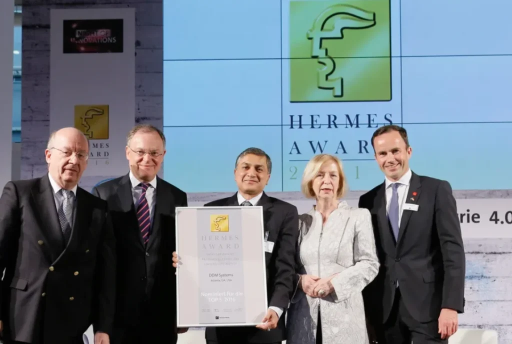 Image of Dr. Suman Das receiving the Hermes award.
